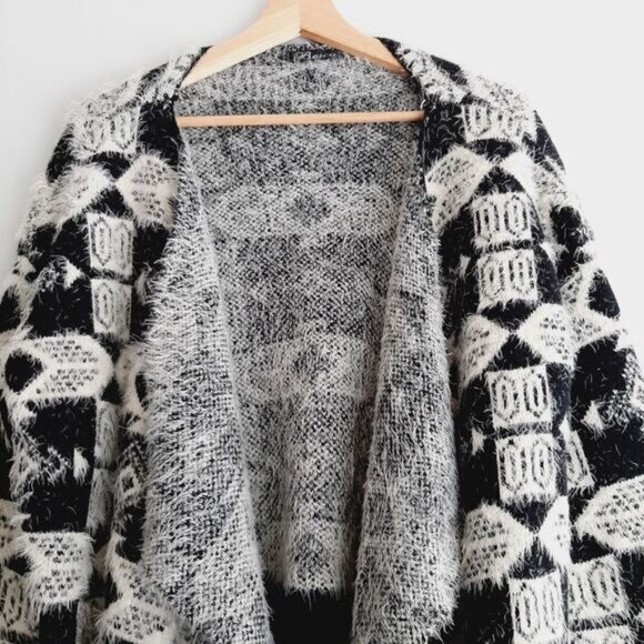 BESCA Wool Blend Fuzzy Open Front Cardigan Sweater B&W Tribal Geo Pattern Sz L - Picture 3 of 16